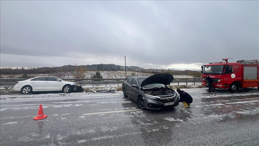 Çorum'da dolu nedeniyle meydana gelen trafik kazalarında 10 kişi yaralandı