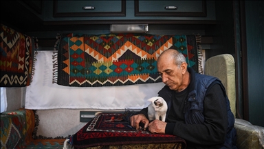 Sındırgı'da yaşayan halı tamircisi devam eden depremler nedeniyle dükkanını karavana taşıdı