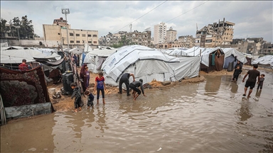 Бура носи опасност од поплави во Газа, загрозувајќи ги старите шатори во кои се сместени стотици илјади Палестинци