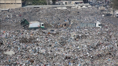 مسؤول صحي بغزة: تكدس النفايات يهدد بتفشي أوبئة وسط الحصار الإسرائيلي