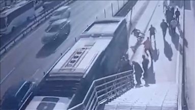 Zeytinburnu'nda metrobüsün çarptığı engelli yolcu hayatını kaybetti