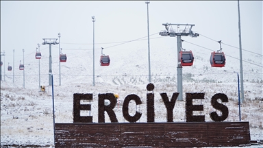 İç Anadolu'nun zirvesi Erciyes Dağı'na kar yağdı
