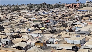 Gazze'de derme çatma çadırlarda yaşayan binlerce aile, yaklaşan kışı nasıl geçireceklerini düşünüyor