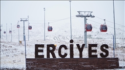 İç Anadolu'nun zirvesi Erciyes Dağı'na kar yağdı