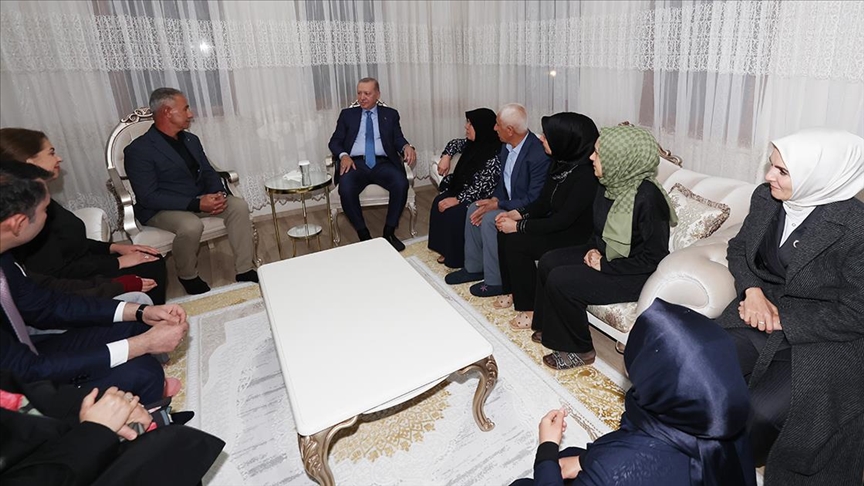 Cumhurbaşkanı Erdoğan, Adıyaman'da depremzede bir aileyi ziyaret etti