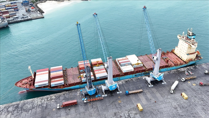 ميناء مقديشو يبدأ العمل على مدار 24 ساعة