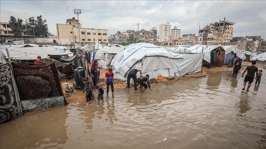 الدفاع المدني: غرق عشرات الخيام في مواصي خان يونس بمياه الأمطار