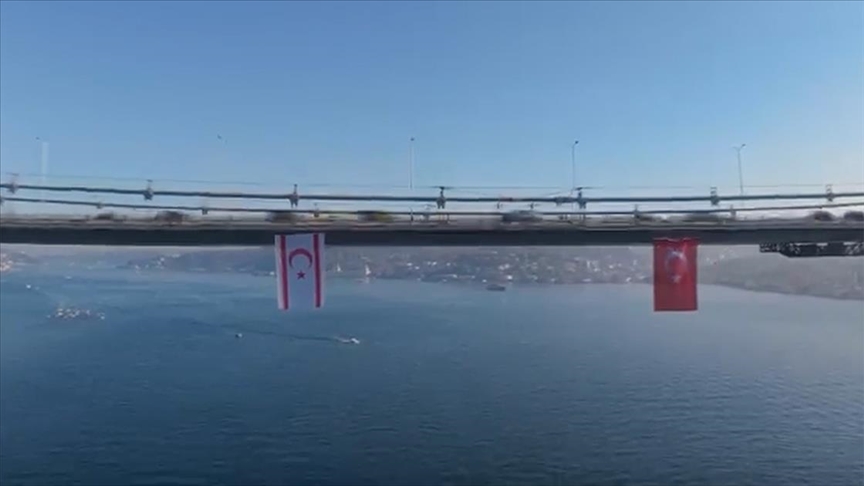 KKTC'nin kuruluş yıl dönümünde 15 Temmuz Şehitler Köprüsü'ne KKTC bayrağı asıldı