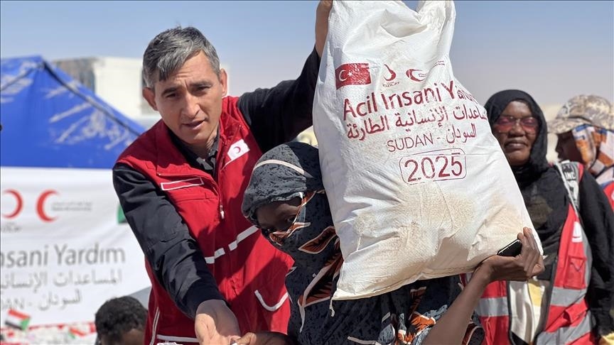 الهلال الأحمر التركي يقدم مساعدات غذائية لنازحي الفاشر بالسودان