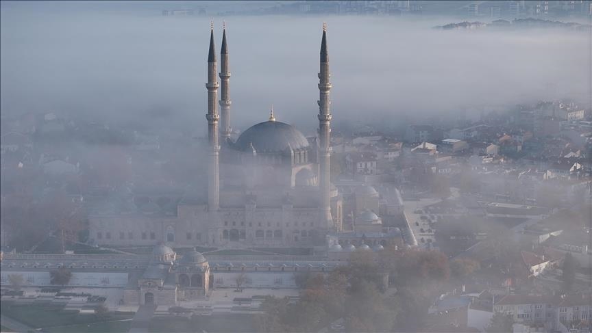 Dîmenê Mizgefta Selîmiyeyê ku gava di nava mijê da mabû ji jor da hat kişandin