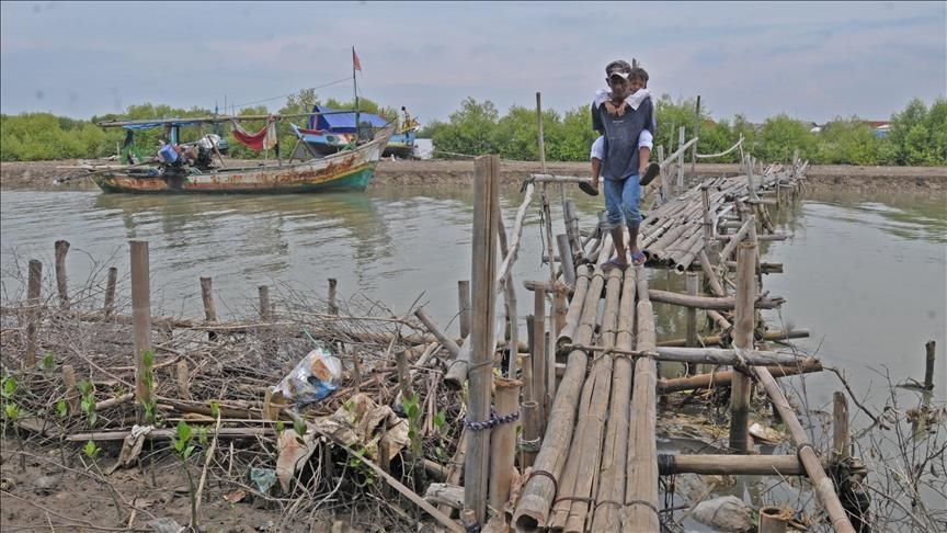 مصرع 6 أشخاص وفقدان 17 آخرين بانهيار أرضي في إندونيسيا