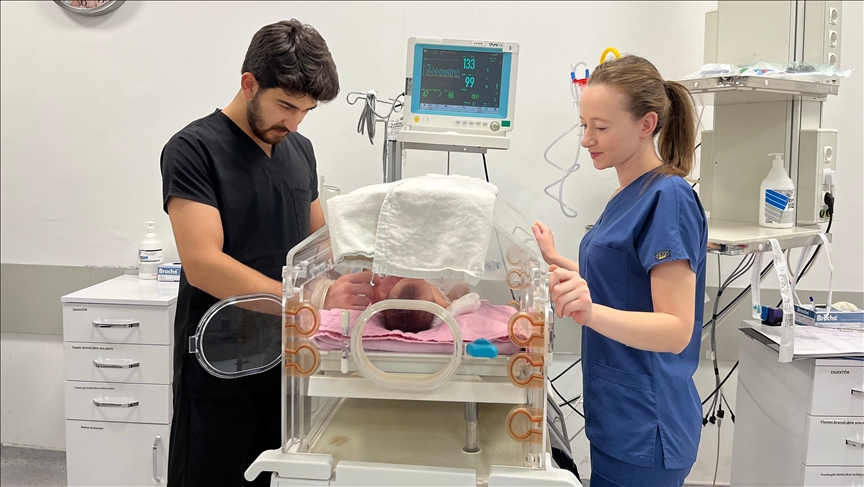 Dünyaya gözlerini açtıkları hastanede çalışan iki hemşire hastaların hizmetinde  