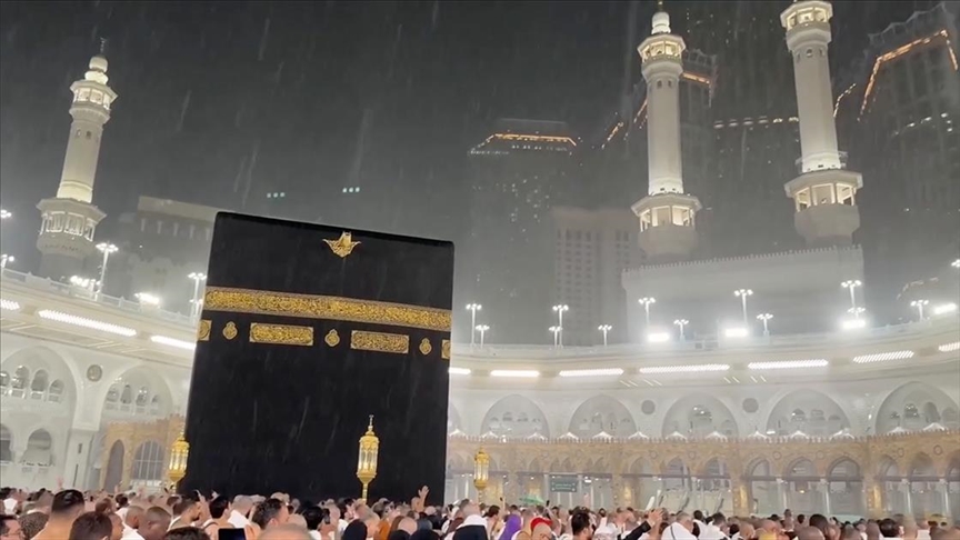 Силен дожд ја зафати Мека