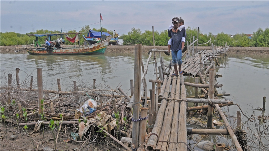 6 dead, 17 missing after landslide in Indonesia's Central Java