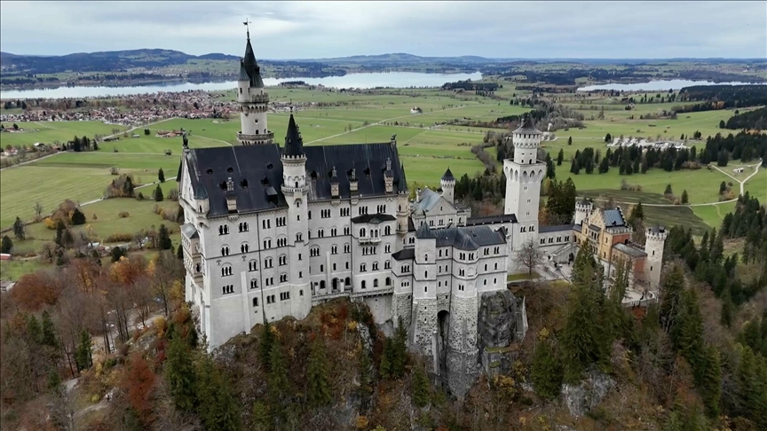 Gjermani  Kështjella Neuschwanstein shkëlqen mes ngjyrave të vjeshtës