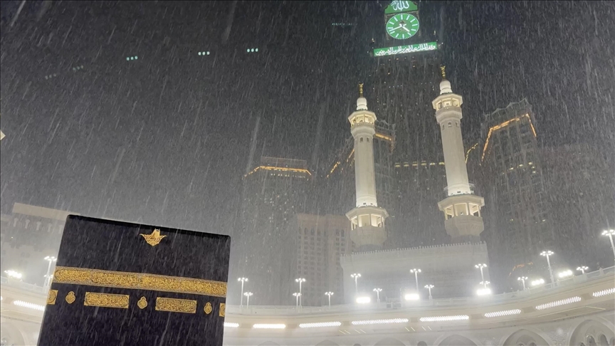 Pelegrinët muslimanë përqafojnë reshjet e rralla në Mekë gjatë tavafit rreth Qabes