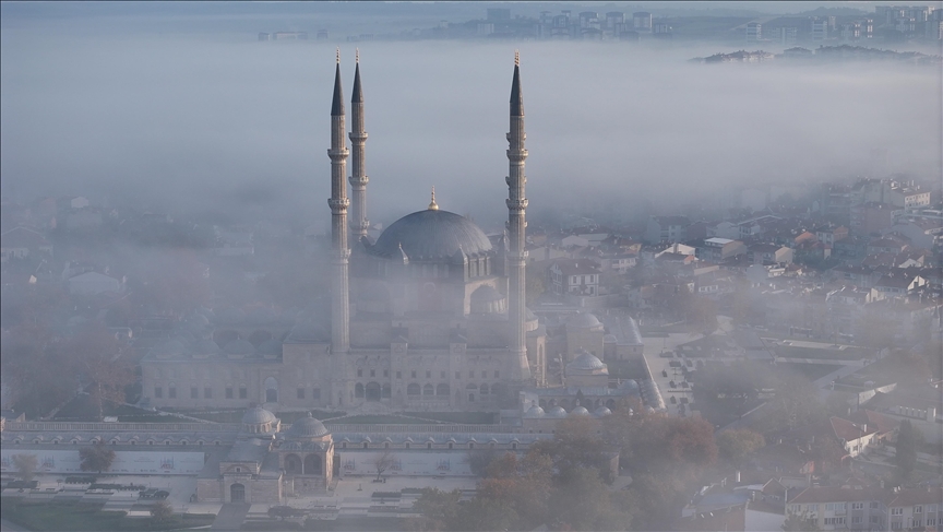 Xhamia Selimiye në Edirne mbulohet nga mjegulla e mëngjesit