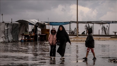 آلاف الخيام غرقت.. فلسطين تناشد لإدخال مستلزمات الإيواء لغزة 