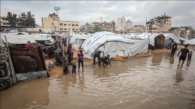 الدفاع المدني: غرق عشرات الخيام في مواصي خان يونس بمياه الأمطار