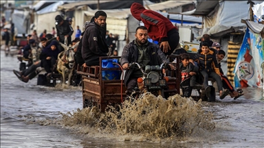 Шатори во кои се сместени раселени цивили поплавени во Хан Јунис во Газа по обилните дождови