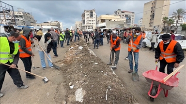 Gazze Belediyesi, şehrin inşası için "Yeniden İnşa Edeceğiz" sloganıyla sembolik bir kampanya başlattı
