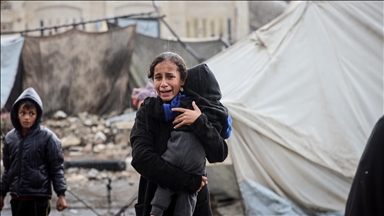 في خيام غزة الممزقة.. أمهات تبكي وأطفال ترتجف