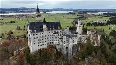 Gjermani, Kështjella Neuschwanstein shkëlqen mes ngjyrave të vjeshtës