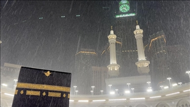 Pelegrinët muslimanë përqafojnë reshjet e rralla në Mekë gjatë tavafit rreth Qabes