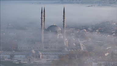 Утринската магла ја опкружи џамијата Селимије во Едрене