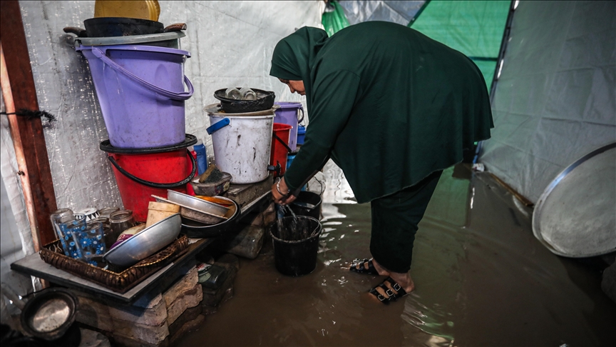 چادرهای آوارگان در غزه را آب گرفت؛ تقلا برای زنده ماندن در میان گودال‌هایی از گل‌ و لای