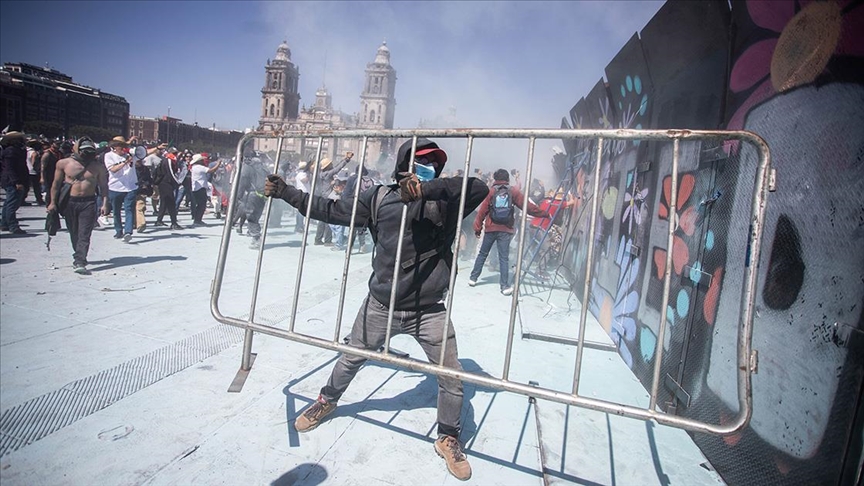 Meksika\'da toplanan binlerce kişi hükümetin güvenlik politikasını protesto etti