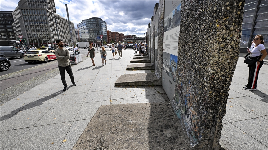 Mbetjet e Murit të Berlinit mbajnë gjurmët e historisë