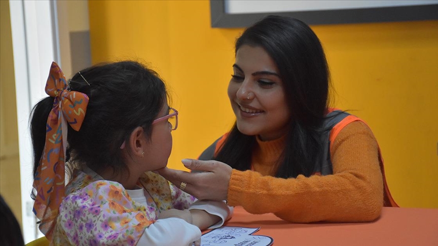 Lösemiyi yenip farkındalık çalışmalarına katılan genç kadın hastalara "umut" oluyor 