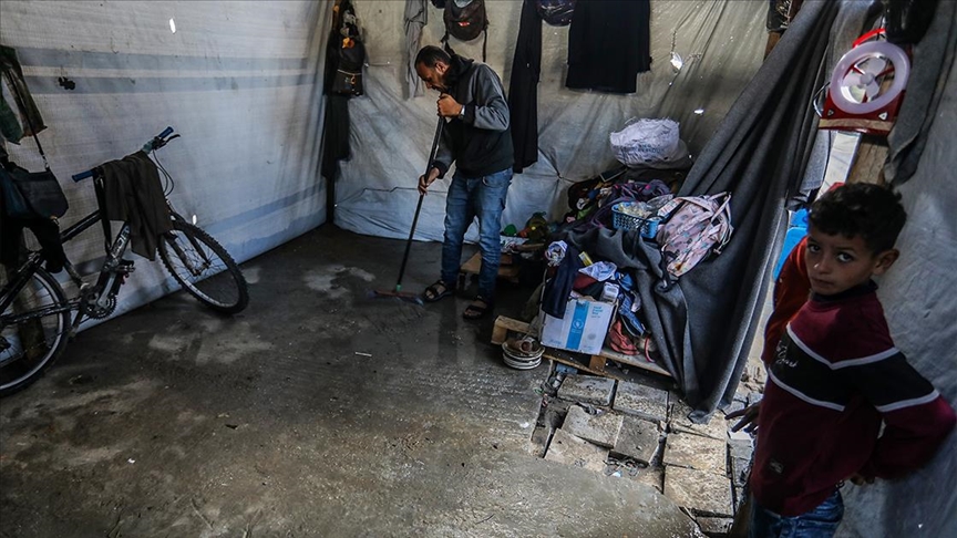 Пороен дожд ги зголеми проблемите на раселените Палестинци во Газа