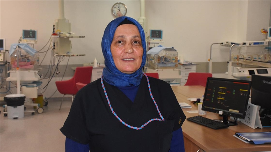 Prematüre ünitesinin Sibel ablası, 34 yıldır bebeklerin hayatına dokunuyor