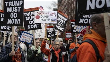 Protestuesit mblidhen pranë Shtëpisë së Bardhë kundër presidentit Trump