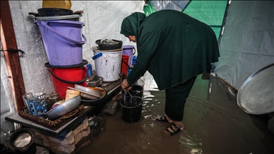 چادرهای آوارگان در غزه را آب گرفت؛ تقلا برای زنده ماندن در میان گودال‌هایی از گل‌ و لای