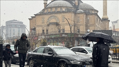 Li Yuksekovayê berf û baran barî