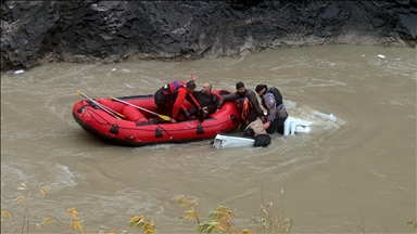 Hakkari'de Zap Suyu'na düşen pikapta yaralanan 4 kişiden 2'si hayatını kaybetti