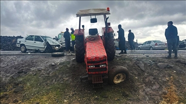 Li Şanliurfayê wesayît û motorek li hev qelibîn, 5 kes birîndar bûn