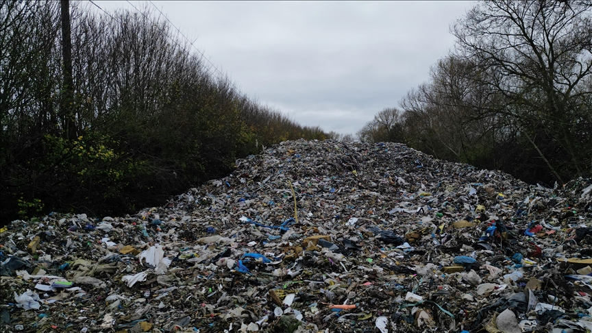  Огромни количини нелегален отпад откриени во близина на реката Червел во Оксфордшир