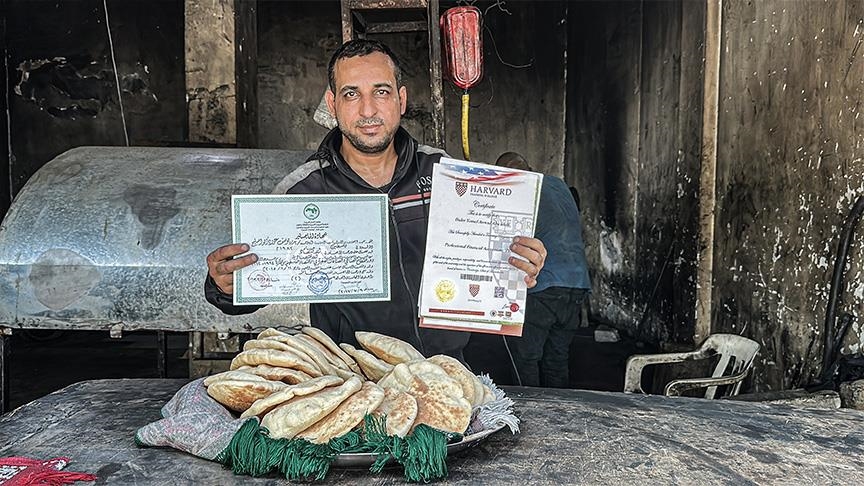 جراء الإبادة الإسرائيلية.. أكاديمي فلسطيني يعمل خبازا بغزة