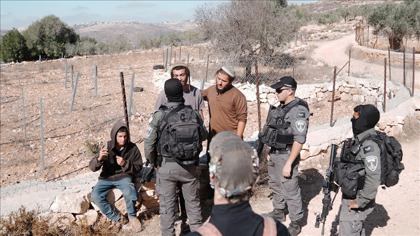 الضفة.. مستوطنون يعتدون على فلسطينيين بالضرب ويحرقون منزلا ومركبتين