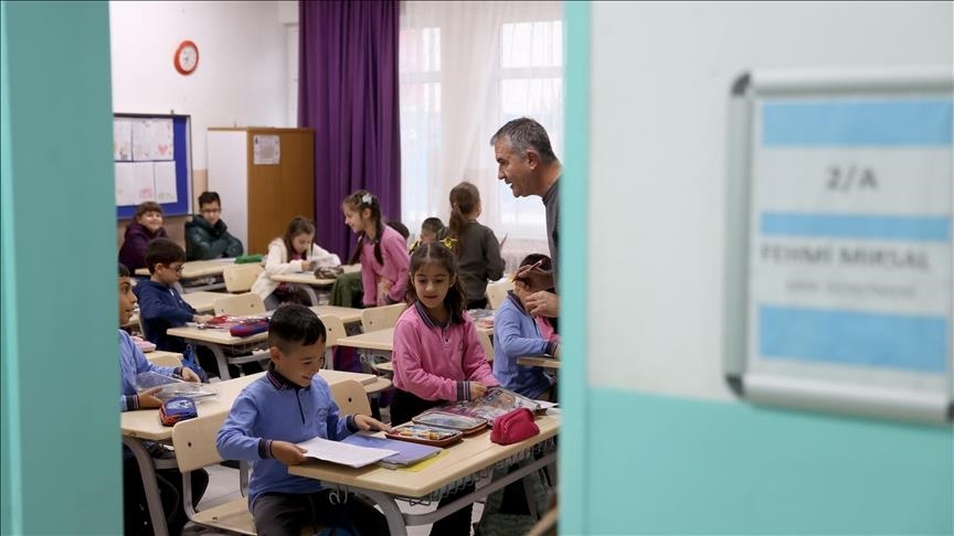 Li dibistanan piştî tetîla navberê zengila dersa ewil lê da