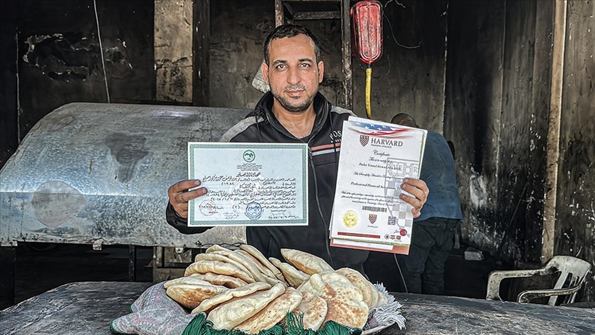 Gazze’de akademisyen olma hayali kuran Ebu Islih, üniversiteler yıkılınca diplomalı fırıncı oldu