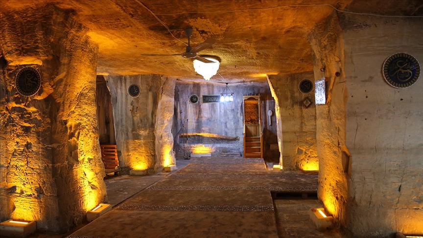 Şanlıurfa'da kayadan oyma tarihi Mağara Camisi, ziyaretçilerini bekliyor