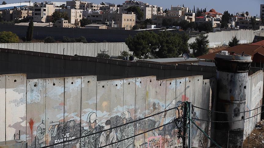 القدس.. إصابة فلسطيني برصاص إسرائيلي قرب جدار الفصل