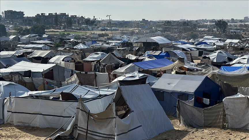 Stuhitë përmbytin tendat e improvizuara, familjet e zhvendosura në Gaza përballen me dimrin e ashpër