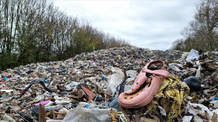 İngiltere\'nin Oxfordshire bölgesinde bir araziye yüzlerce ton kaçak atık döküldü