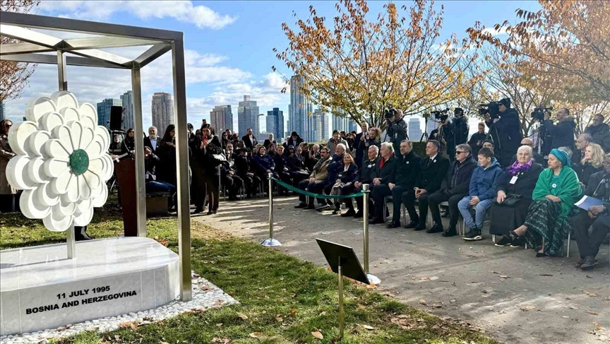 Otkriven "Cvijet Srebrenice" ispred zgrade UN-a u New Yorku, spomenik žrtvama genocida u Srebrenici
